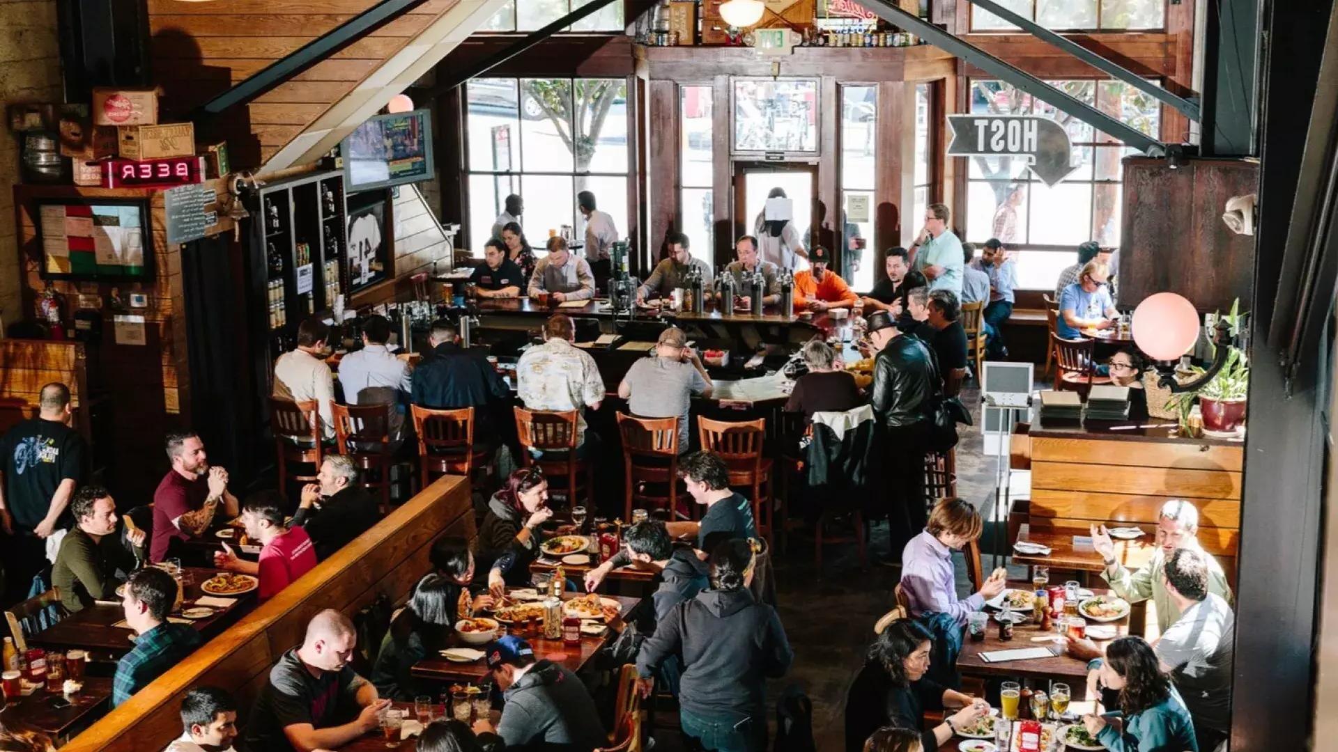 Los clientes comen y beben dentro de la cervecería 21st Enmienda en San Francisco.