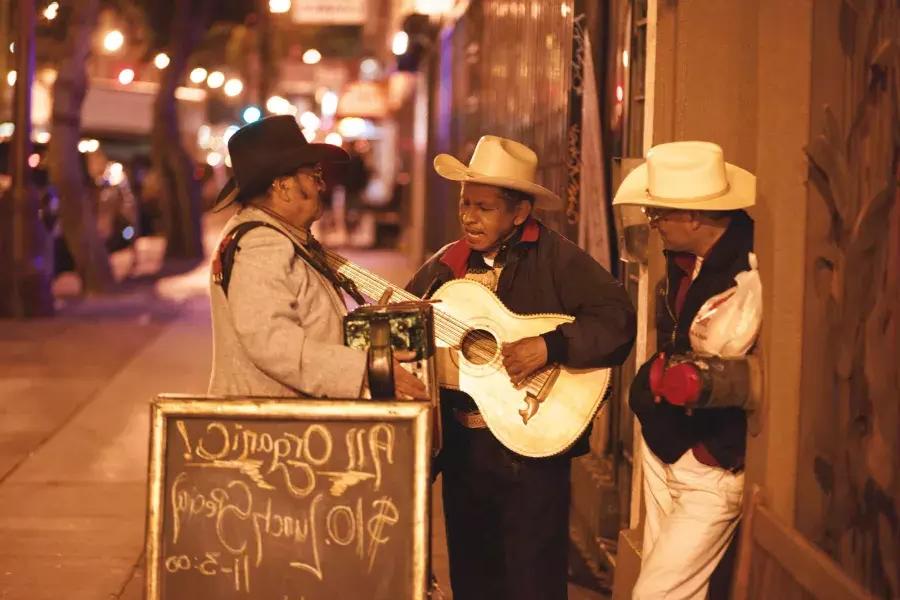 三名墨西哥音乐家在贝博体彩app教会区一条街上表演.