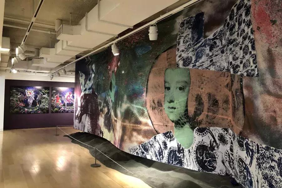 Um mural de grande escala está exposto numa sala de exposições do Museu da Diáspora Africana. São Francisco, Califórnia.