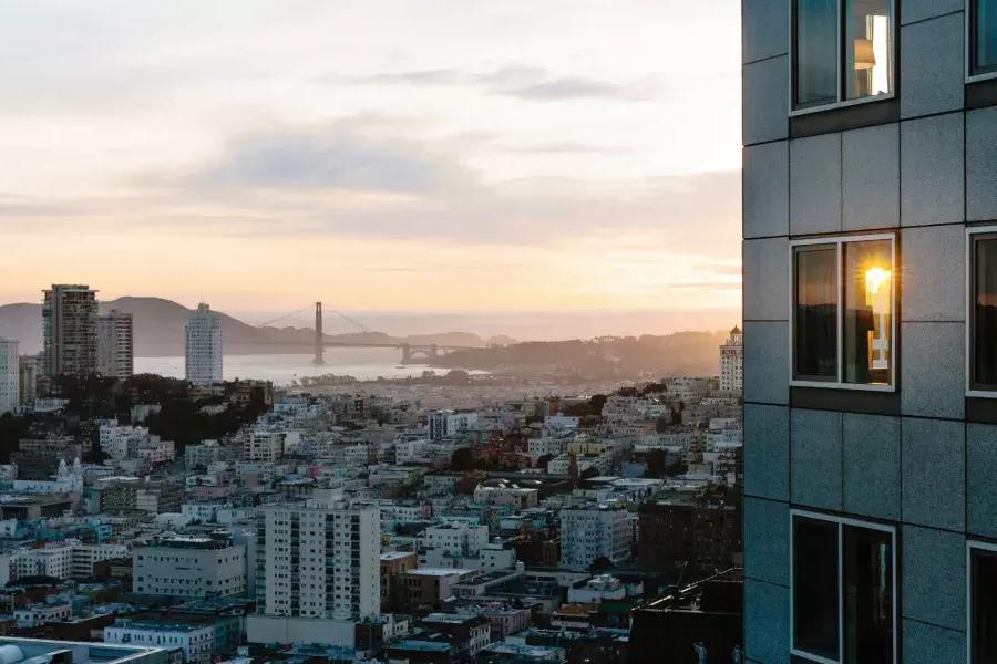 El horizonte de la ciudad de San Francisco se ve desde el Four Seasons Hotel San Francisco At Embarcadero.