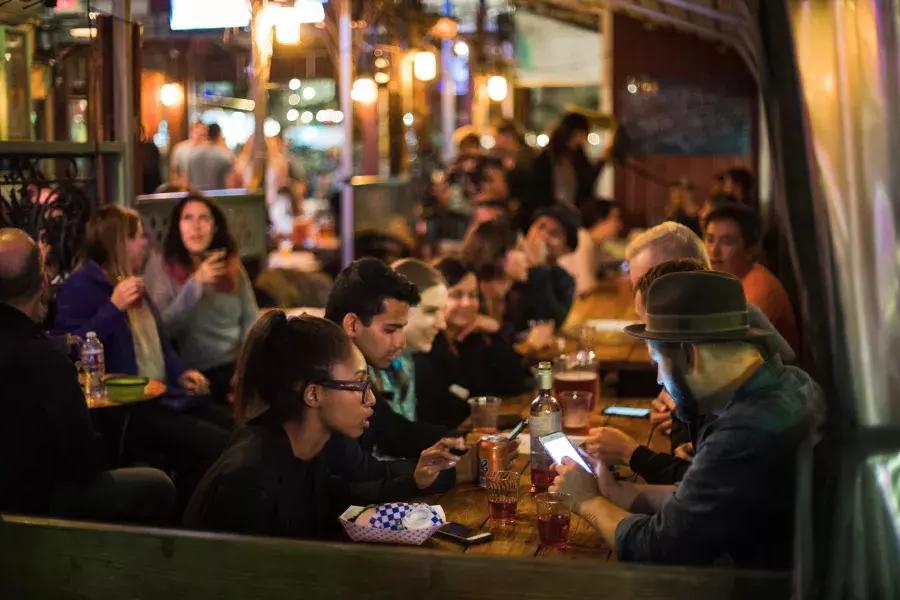 Pessoas comendo em uma área de jantar lotada em SoMa. São Francisco, Califórnia.
