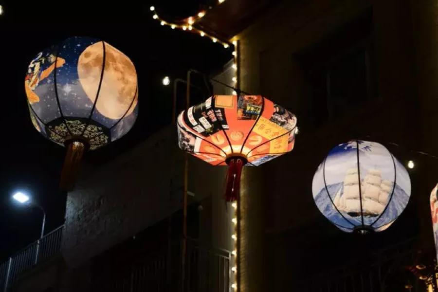 Las linternas brillan sobre las calles de Chinatown.