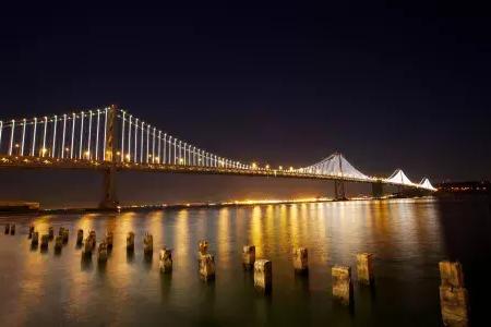 The Bay Bridge at night, showcasing The Bay照明装置by Leo villarreal artist).