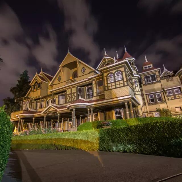 Casa Misteriosa de Winchester à noite