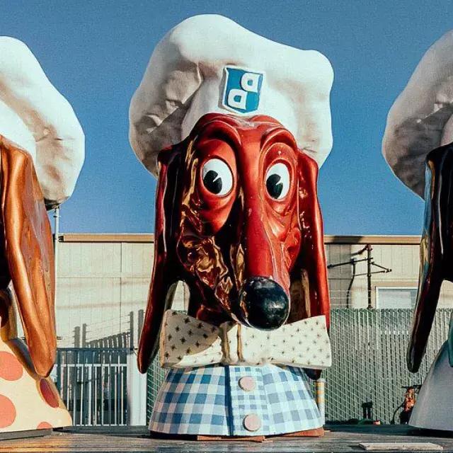 Três das famosas cabeças do Doggie Diner em exibição.