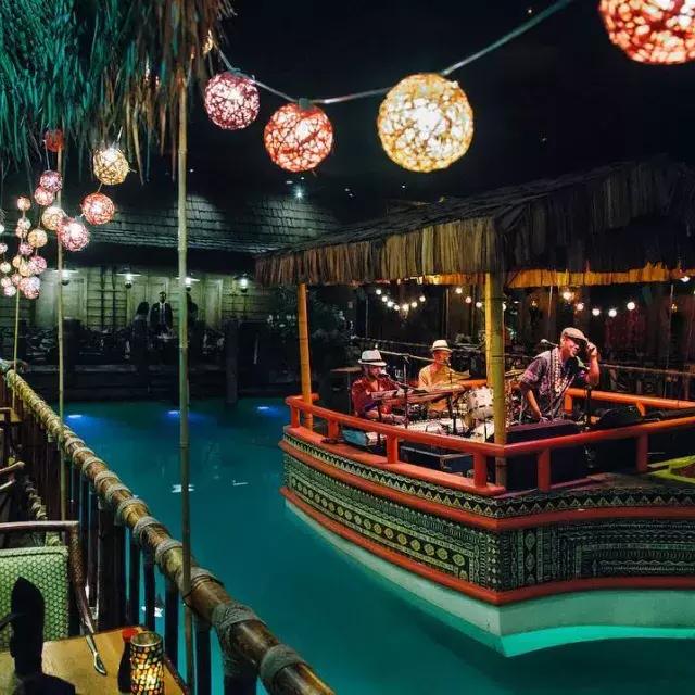 A banda da casa toca na lagoa do mundialmente famoso Tonga Room no Fairmont Hotel de São Francisco.
